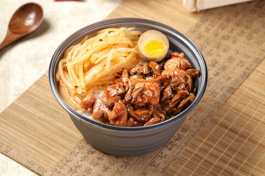 木耳炒鸡盖码饭