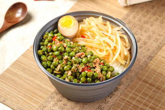 青豆肉末盖码饭