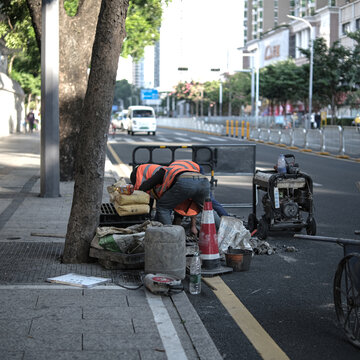 深圳路边的下水道维修