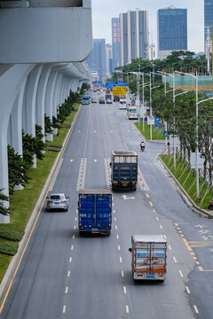 高架桥下的公路交通