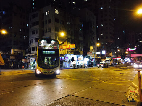 夜晚香港繁忙的街头