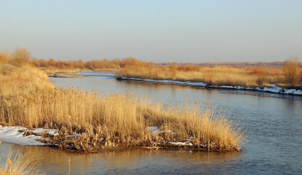 冬日里的伊犁河畔