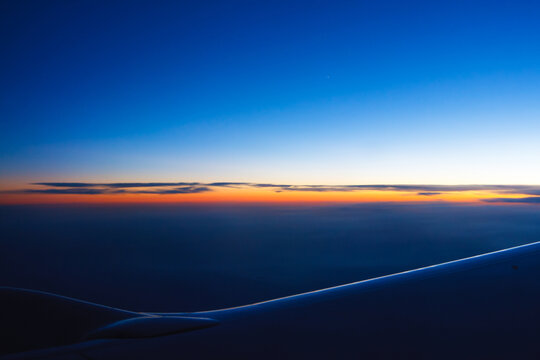 飞机上看到的落日