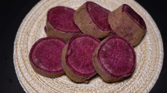 切开的紫薯粗粮花青素