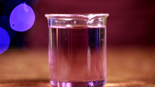 烧杯中花青素酸碱变色实验