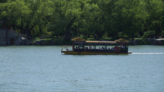水上娱乐划船景区游客夏季避暑