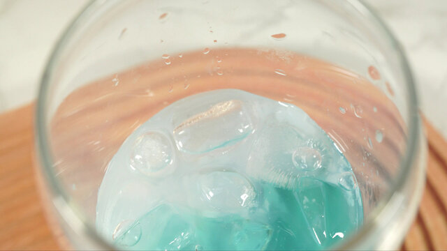饮料杯中加入蓝色布丁果冻