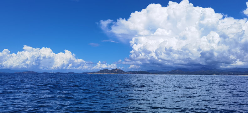 蓝天白云海边风景