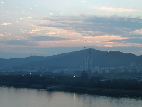 夕阳下的橘子洲头和岳麓山