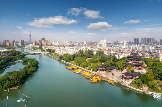 航拍泰州城市天际线全景