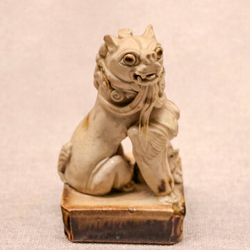 唐代邢窑白釉褐彩子母狮塑像
