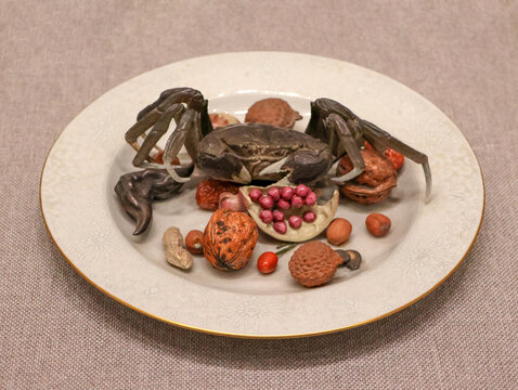 清代粉彩塑雕像生果品螃蟹