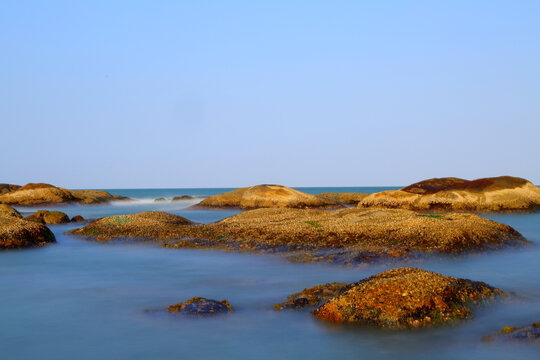 大海礁石浪花