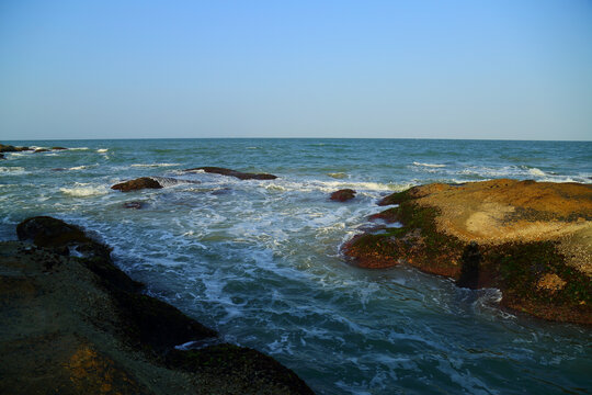 大海礁石浪花