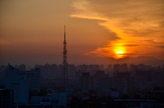 日出下的城市