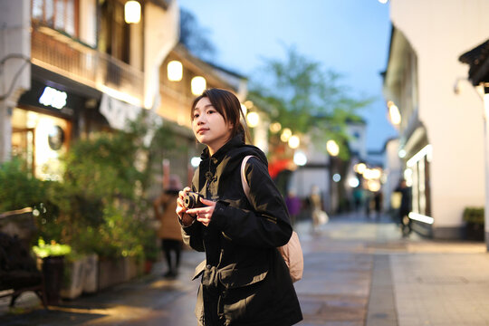 女子在旅游景点