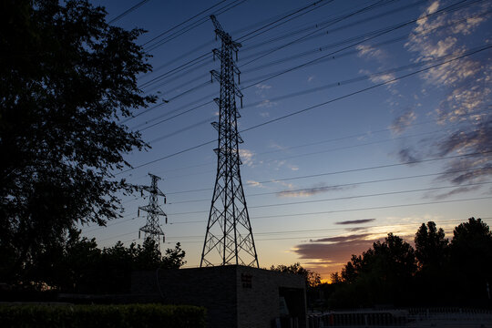 日出的电力塔