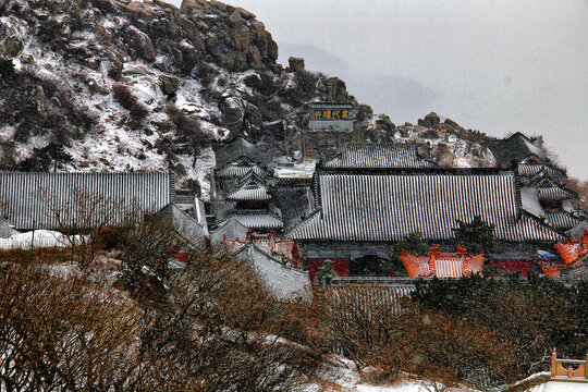 泰山山顶雪景