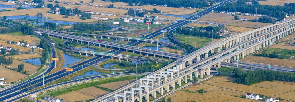 驰骋在田野中的高铁列车