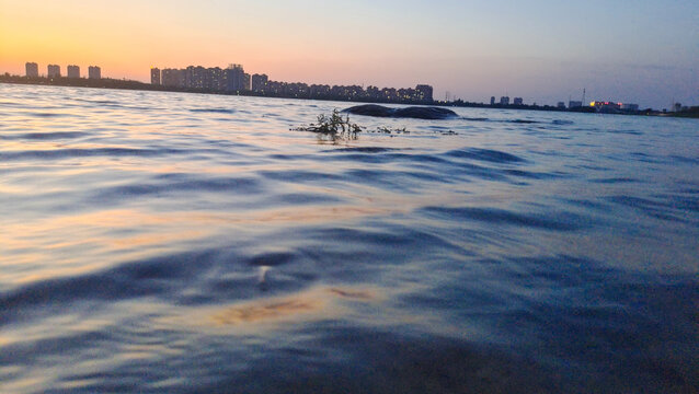 夕阳下的湖面