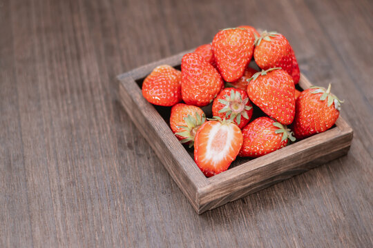 桌子上的草莓