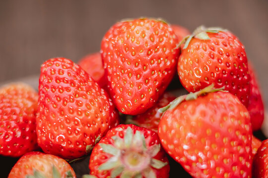 桌子上的草莓