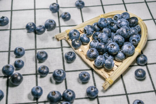 桌子上的蓝莓