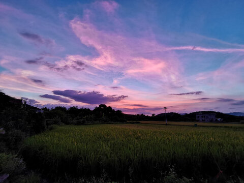 紫色云朵夕阳