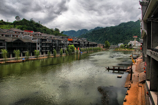 凤凰古城沱江水