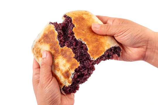 用手掰开的紫米饼