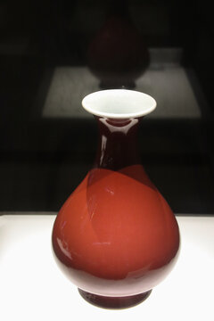 景德镇红釉釉色瓷瓶特写