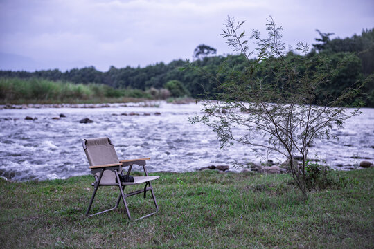 河流边露营椅子