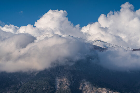 雪山山峰和蓝天白云背景图