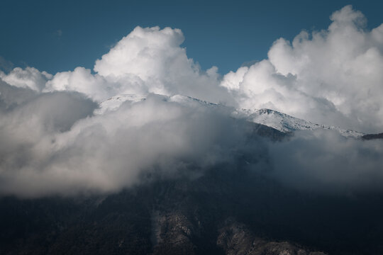 雪山山峰和蓝天白云背景图