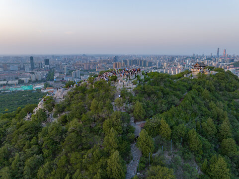 千佛山上航拍济南都市风光