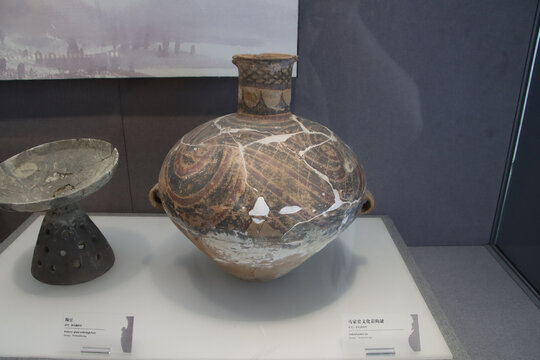 新时期时代仰韶文化彩陶罐
