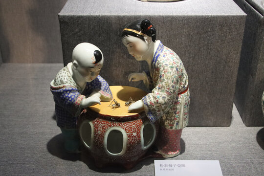 景德镇釉色瓷器人物像特写