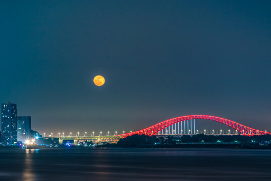 明珠湾大桥与满月