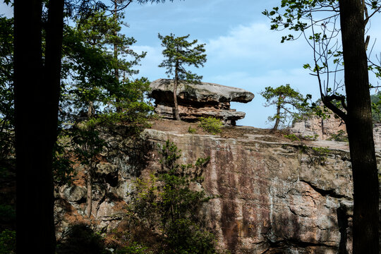 张家界石柱山峰上层叠巨石