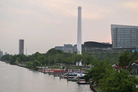 傍晚的上海苏州河沿岸城市风光