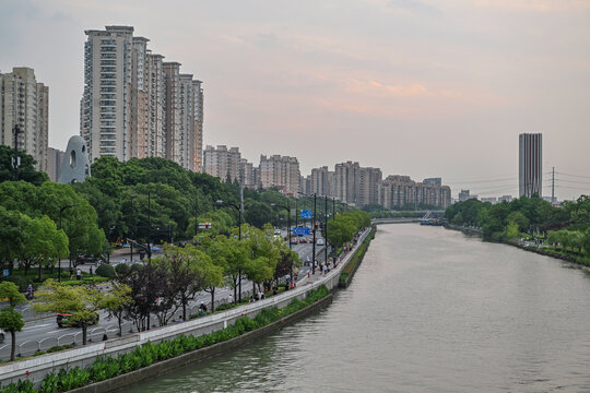 傍晚的上海苏州河沿岸城市风光