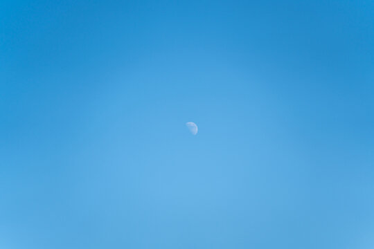 蓝色天空中的月亮