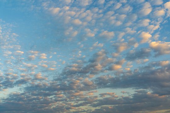 日落时多云天空的低角度视图