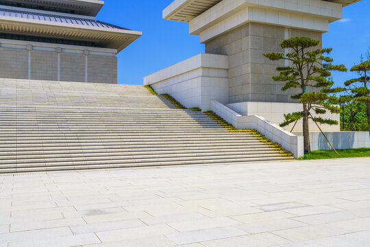 建筑局部石头台阶前的石板地面