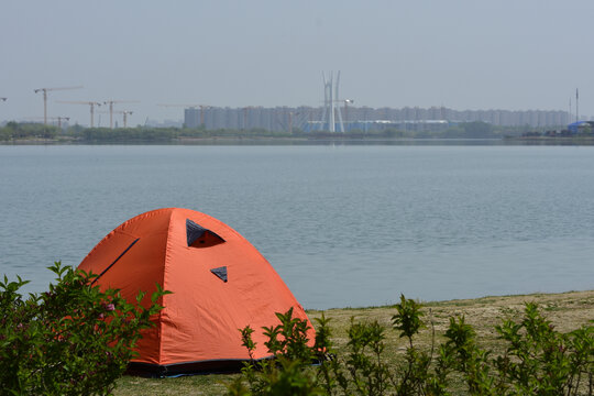 湖边的休闲帐篷