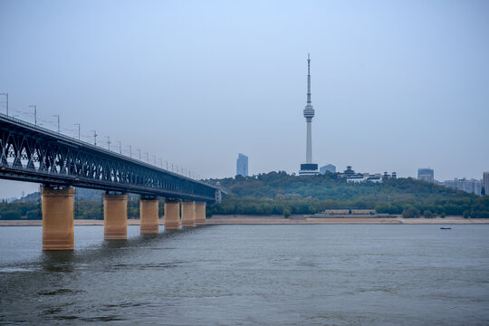 武汉长江大桥和龟山电视塔