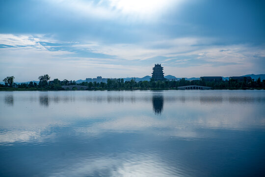 龙泉东安湖湿地公园湖面倒影