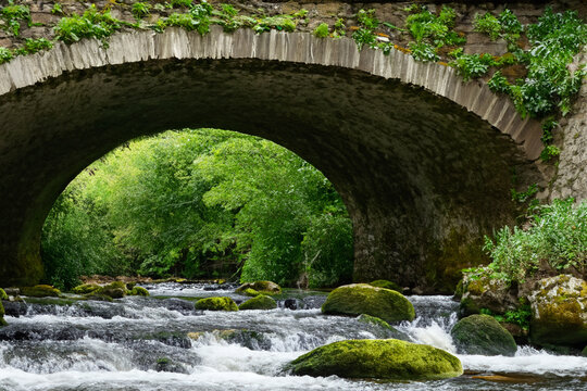 石拱桥下的溪水