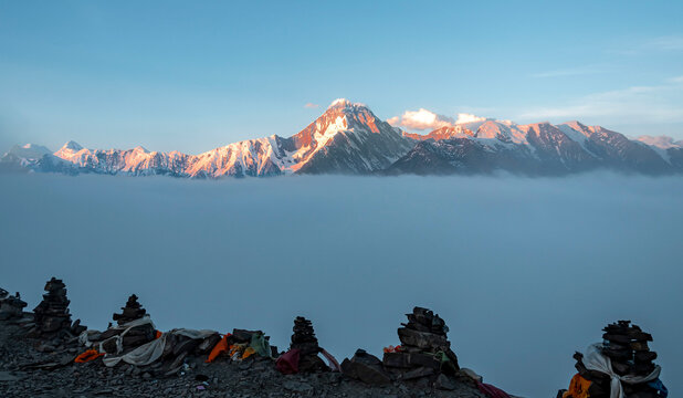 贡嘎日照金山