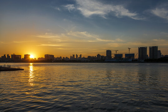 夕阳下的上海黄浦江景